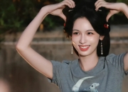 周也满脸灿笑花式比心